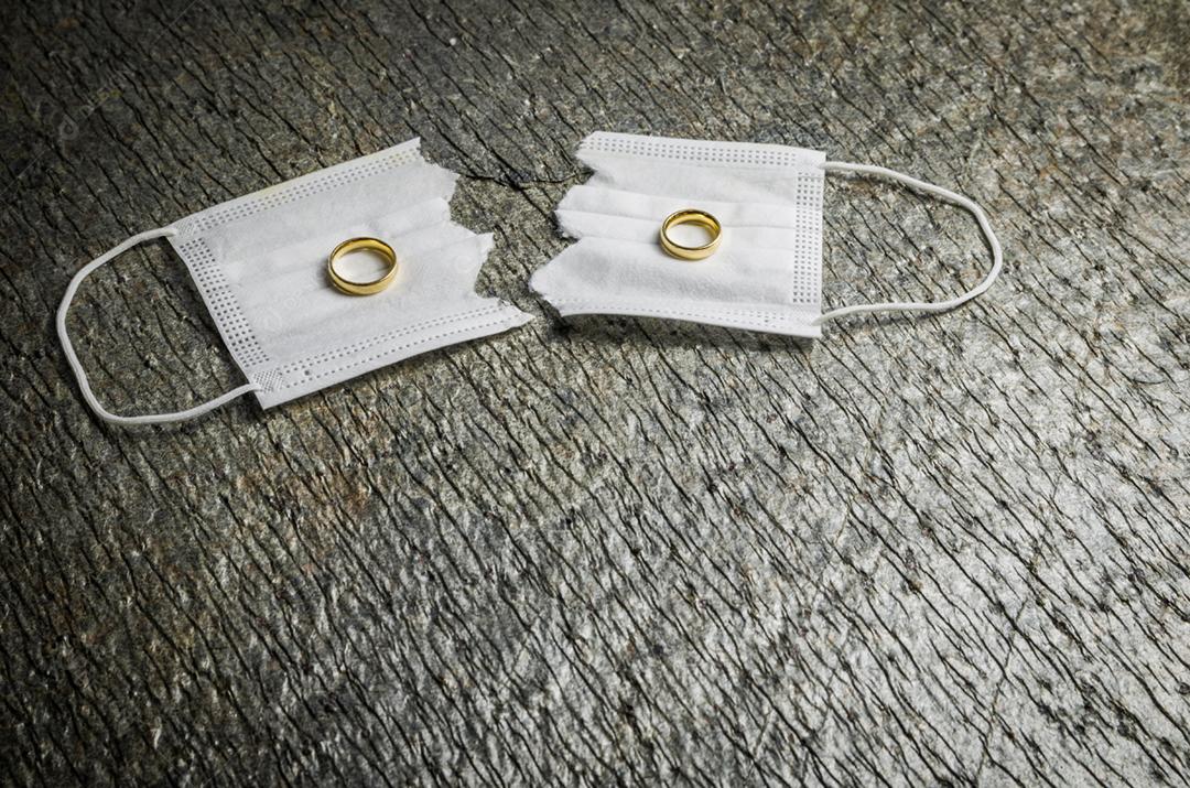 Grande conceito de divórcio em quarentena devido à pandemia de coronavírus de 2019. Máscara facial