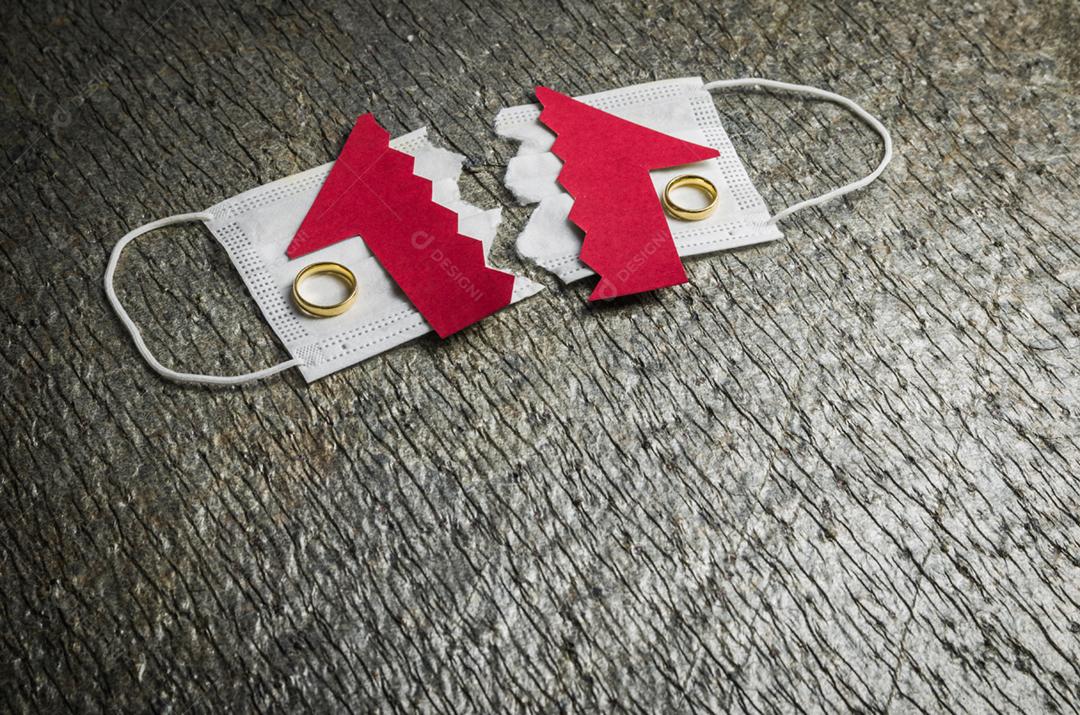 Grande conceito de divórcio em quarentena devido à pandemia de coronavírus de 2019. Máscara facial