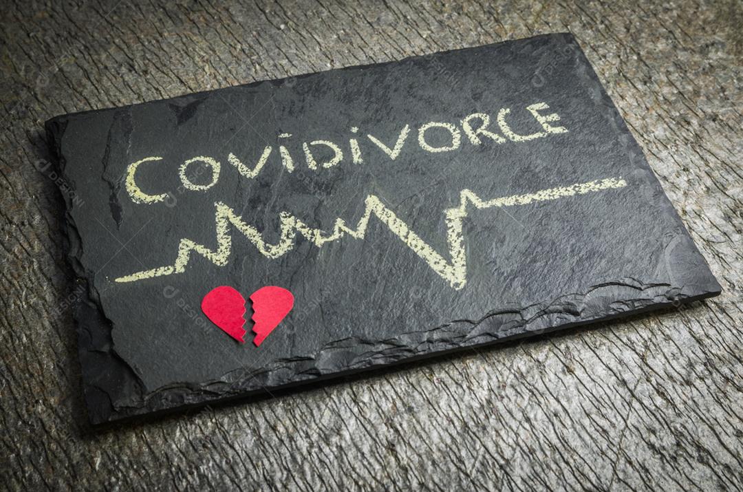 Divórcio em quarentena devido à pandemia de coronavírus de 2019. Placa escrita COVIDIVORCE em referência aos divórcios