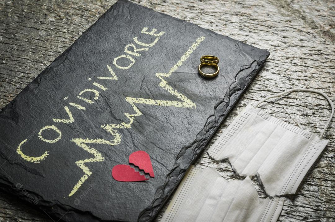 Divórcio em quarentena devido à pandemia de coronavírus de 2019. Placa escrita COVIDIVORCE em referência aos divórcios