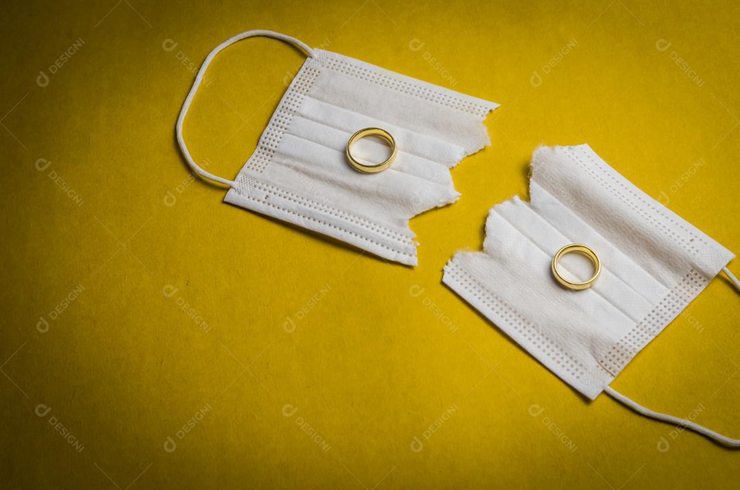 Grande conceito de divórcio em quarentena devido à pandemia de coronavírus de 2019. Máscara facial