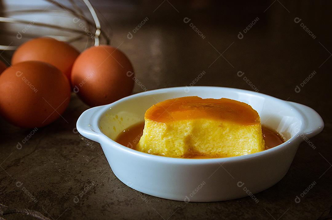 Delicioso pudim, sobremesa feita com ovos e leite.