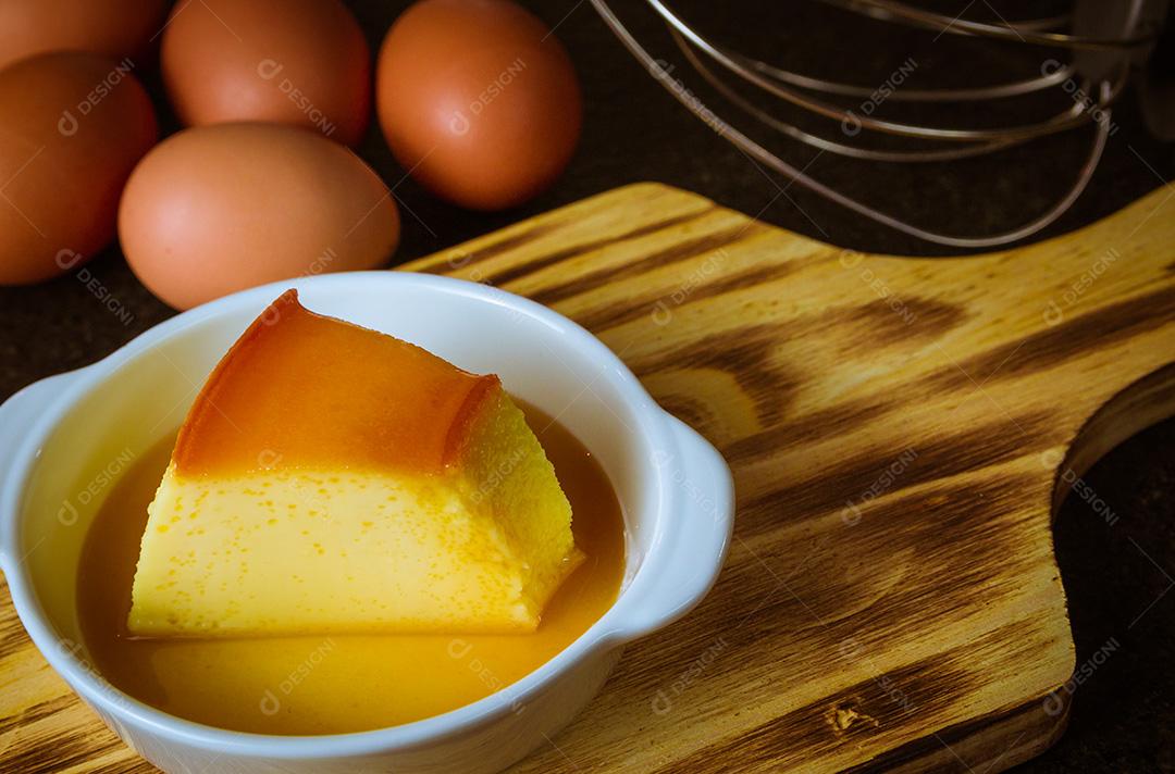 Delicioso pudim, sobremesa feita com ovos e leite.