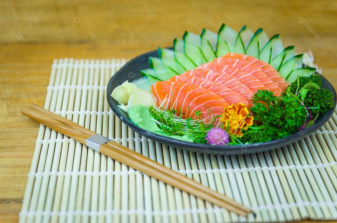 Culinária tradicional japonesa, sashimi premium.