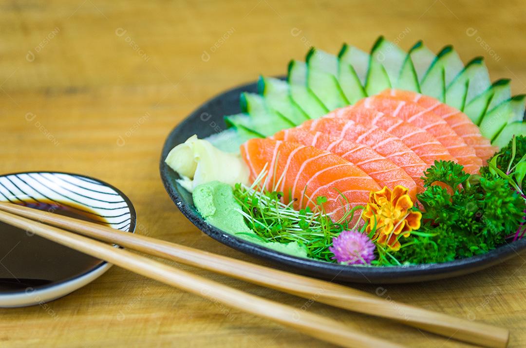 Culinária tradicional japonesa, sashimi premium.