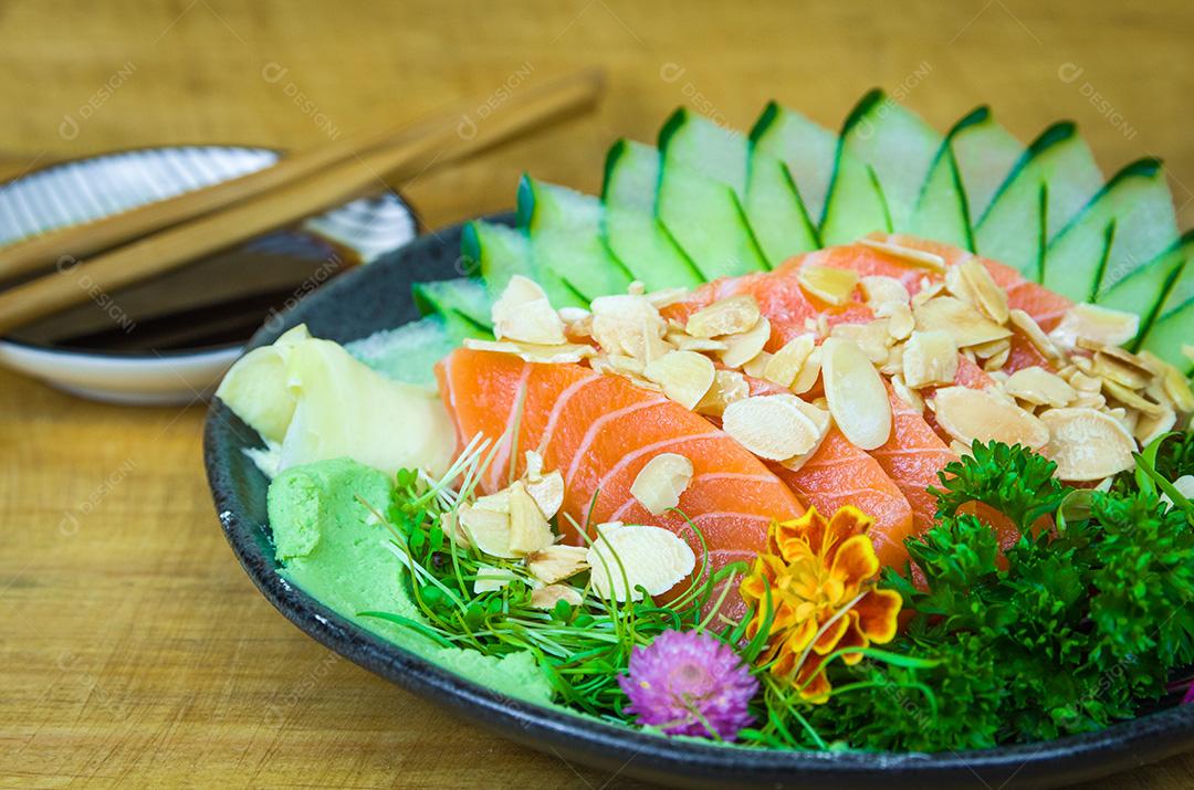 Culinária tradicional japonesa, sashimi premium.