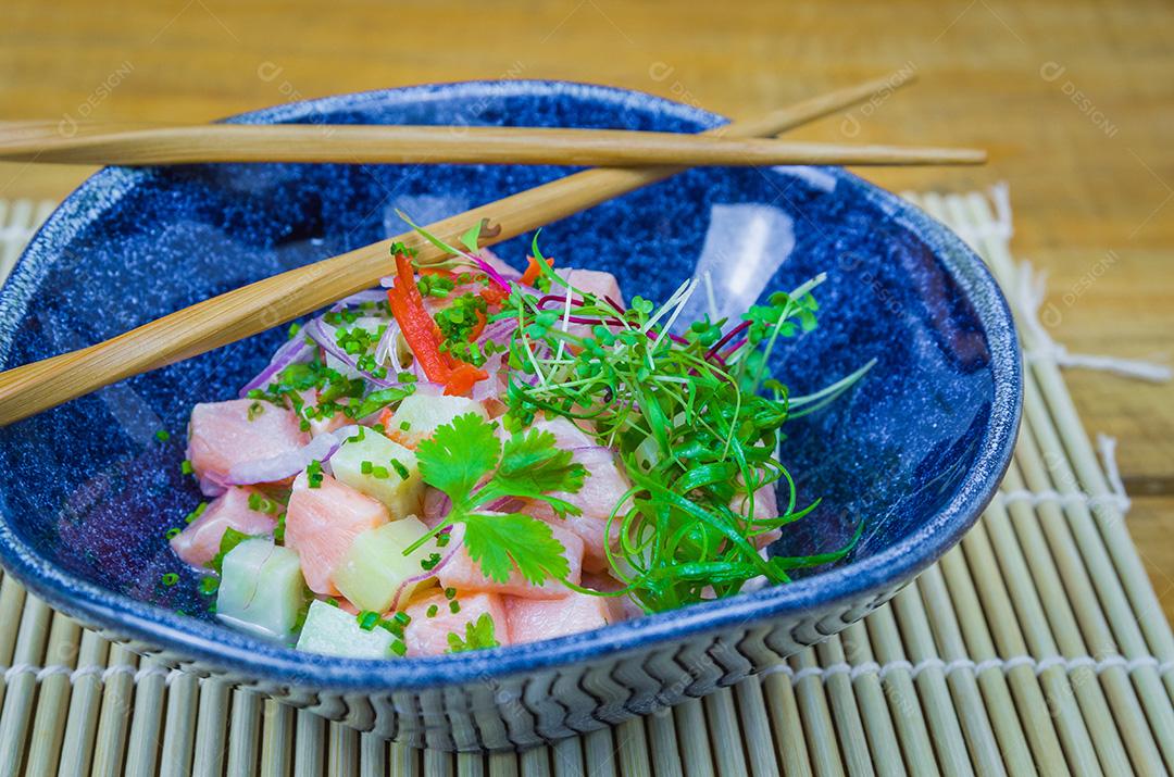 Ceviche lindamente decorado. Comida peruana premium.