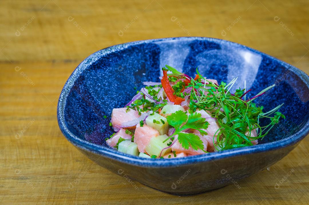 Ceviche lindamente decorado. Comida peruana premium.