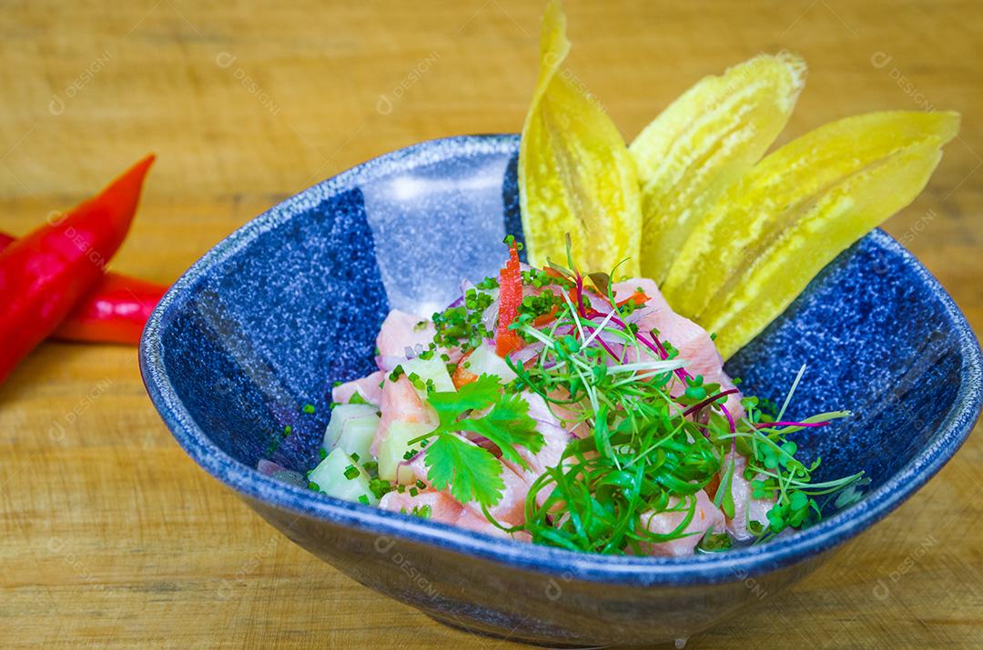 Ceviche lindamente decorado. Comida peruana premium.
