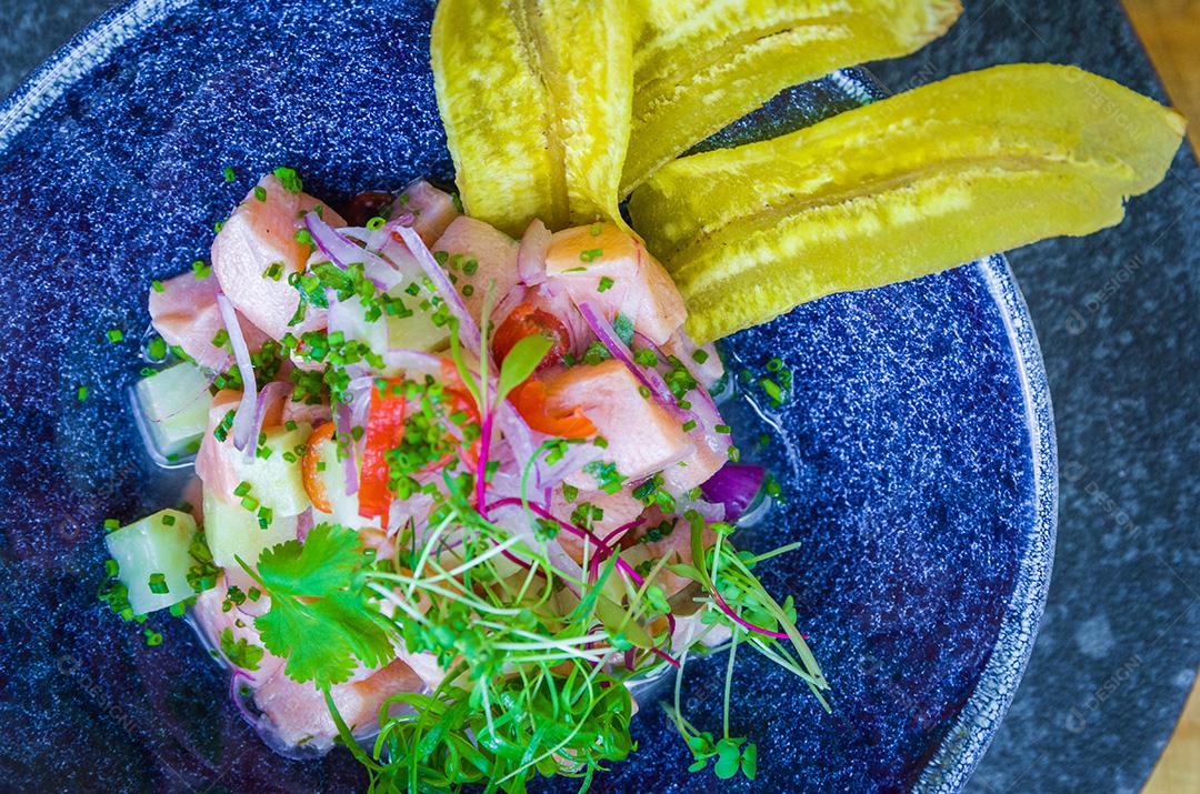 Ceviche lindamente decorado. Comida peruana premium.