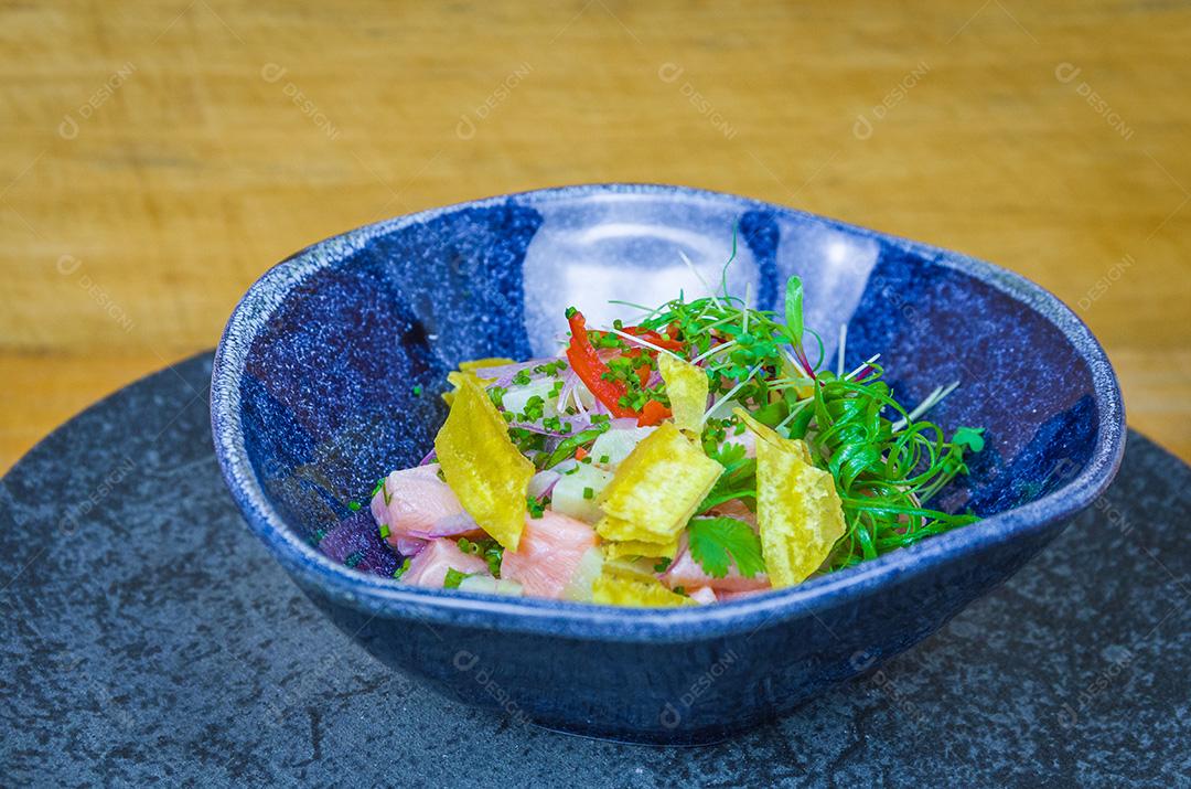 Ceviche lindamente decorado. Comida peruana premium.