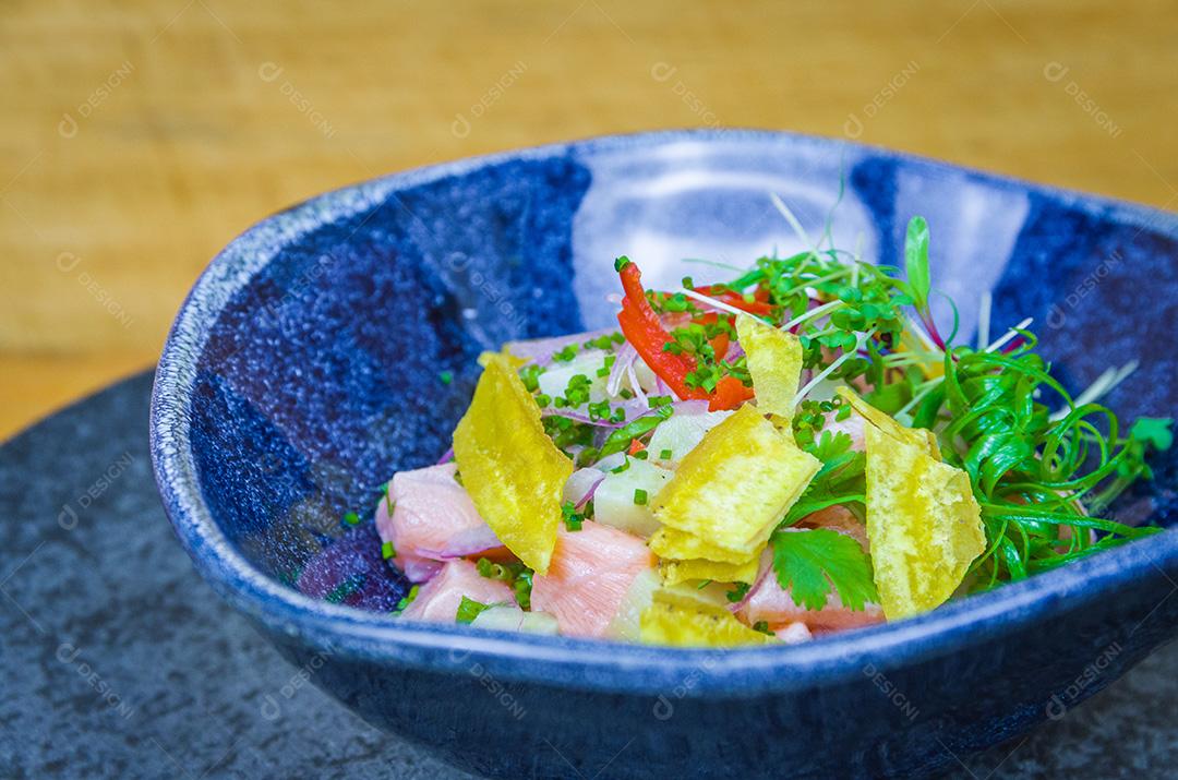 Ceviche lindamente decorado. Comida peruana premium.