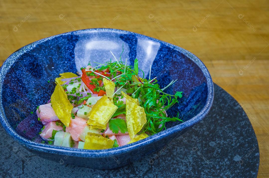 Ceviche lindamente decorado. Comida peruana premium.