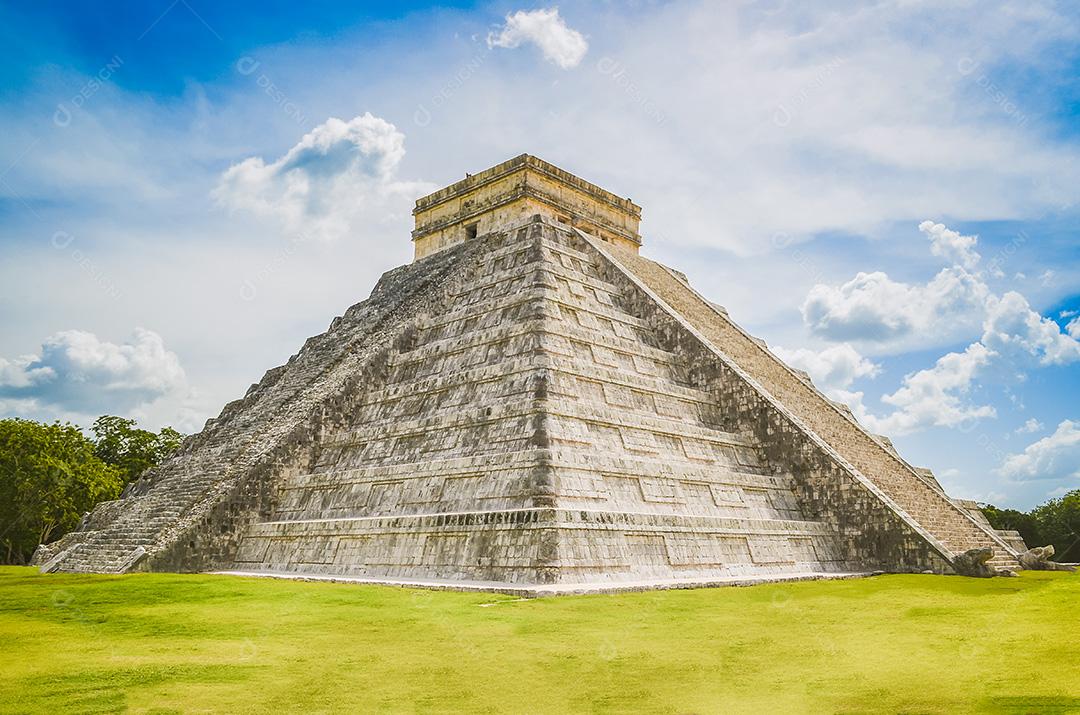 Grande foto da pirâmide de Chichen Itza, civilização maia,