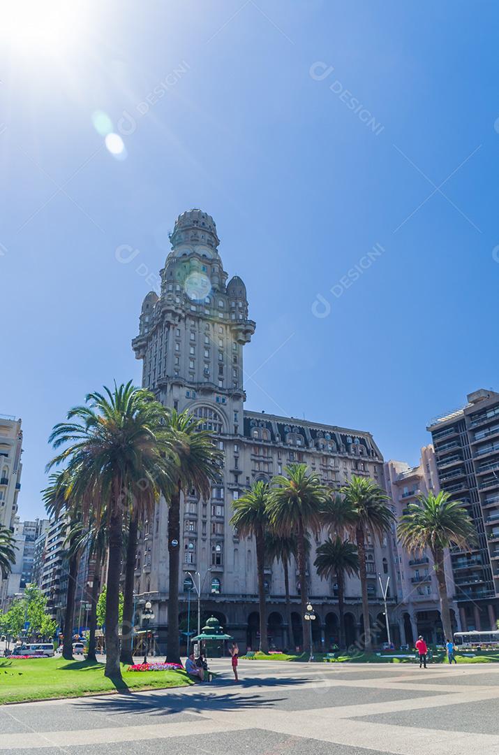 MONTEVIDÉU, URUGUAI - 25 de dezembro de 2016: Monumento a José Artig