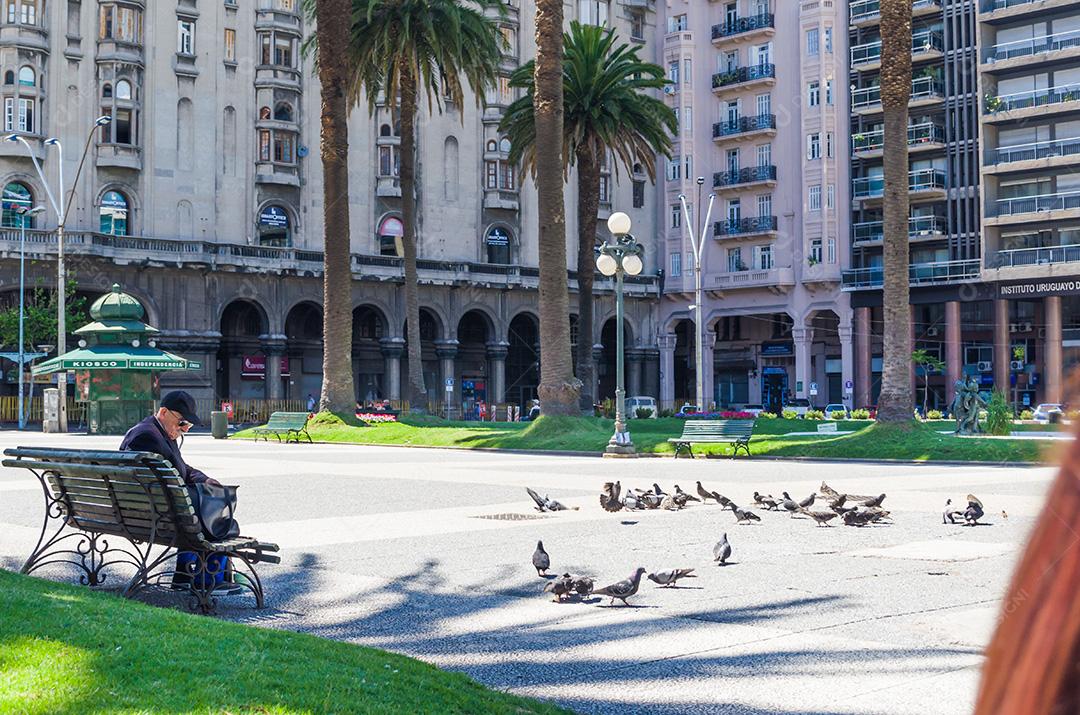 MONTEVIDÉU, URUGUAI - 25 de dezembro de 2016: Monumento a José Artig