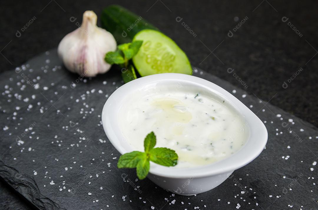 Deliciosa comida libanesa, molho Tzatziki, produzido com alho, c