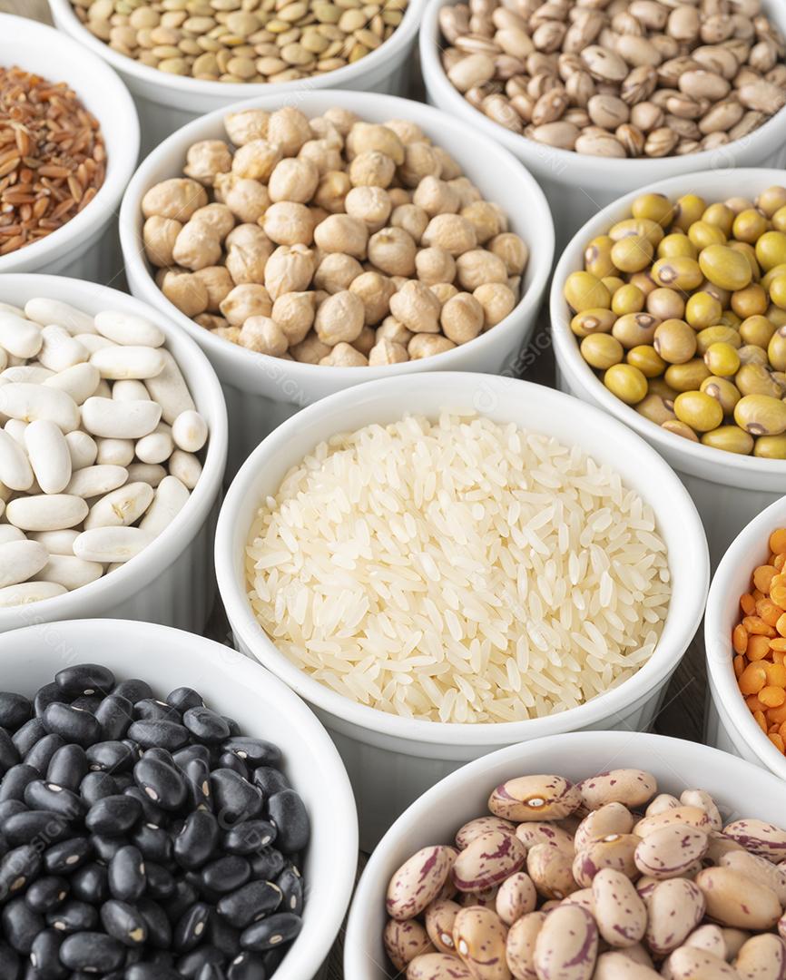 Grãos e grãos variados em tigelas brancas.