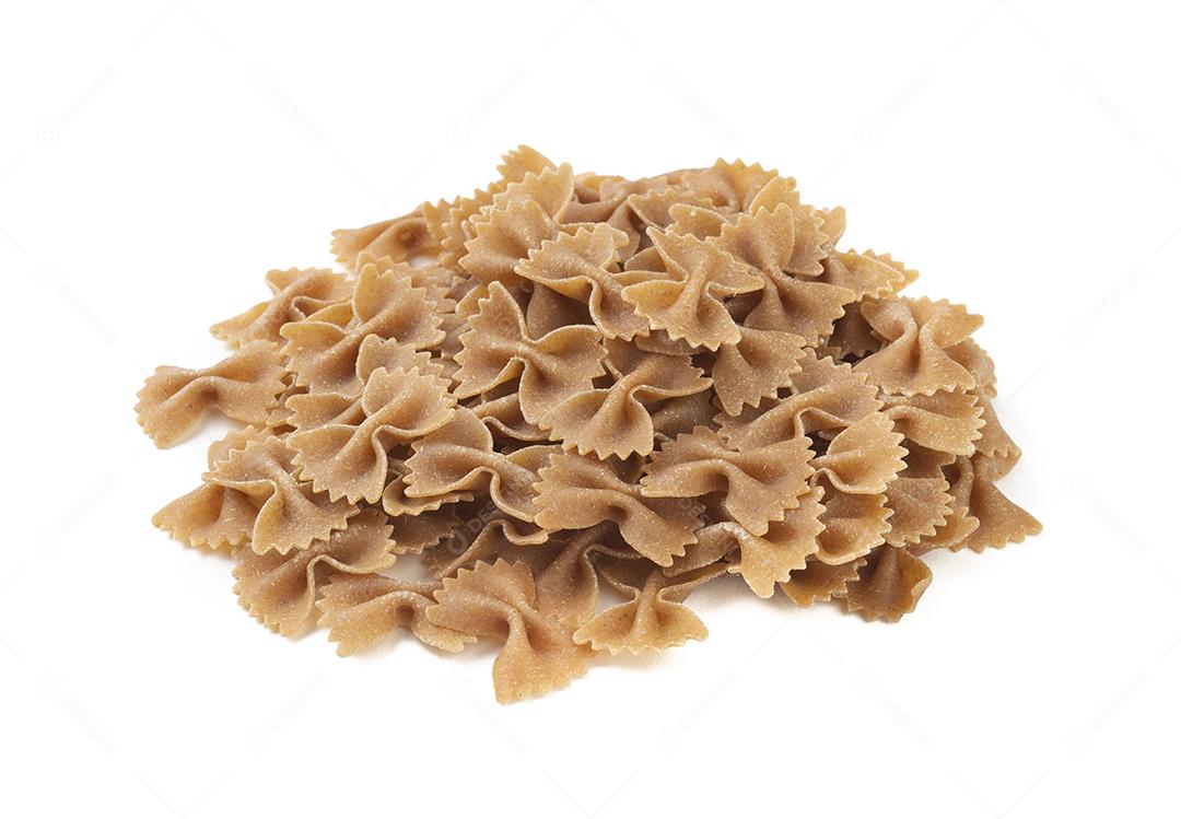 Massa farfalle de trigo integral isolada sobre fundo branco.