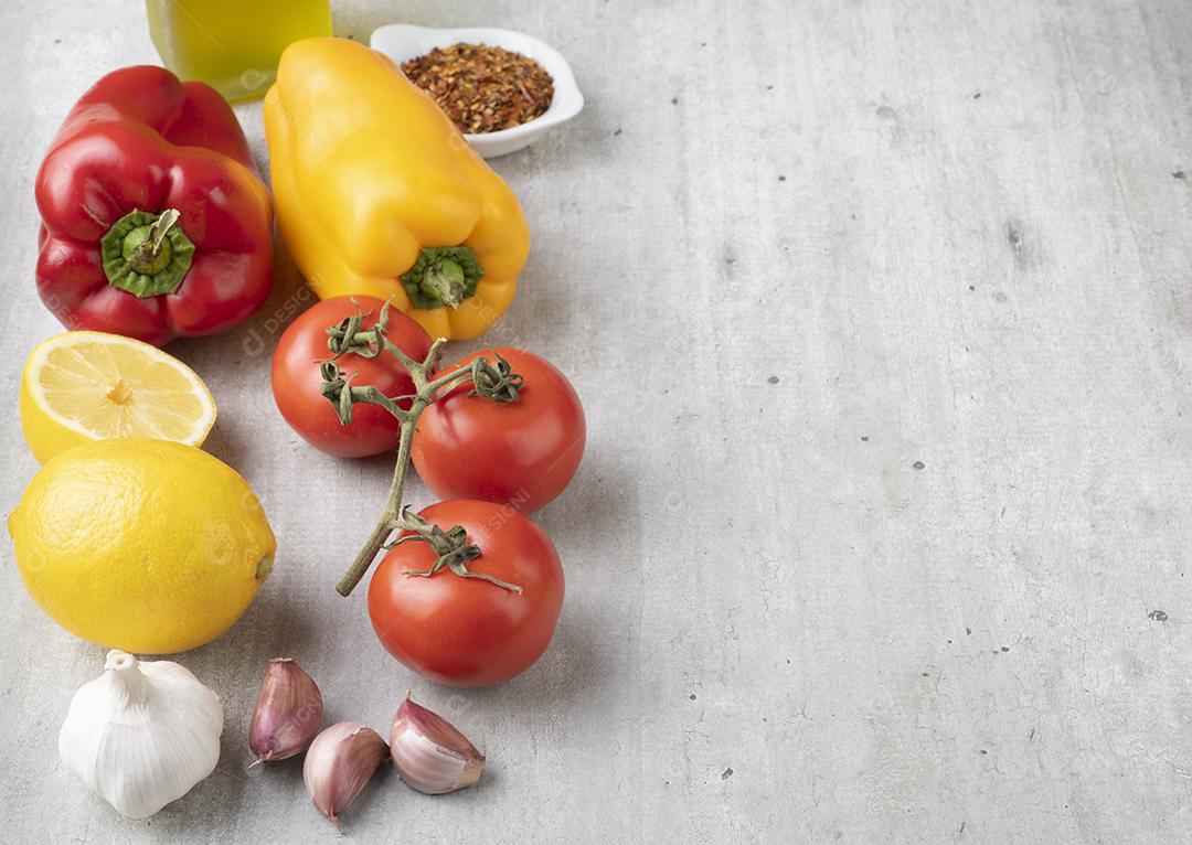 Tomate, pimentão, azeite, limão siciliano e alho no forno