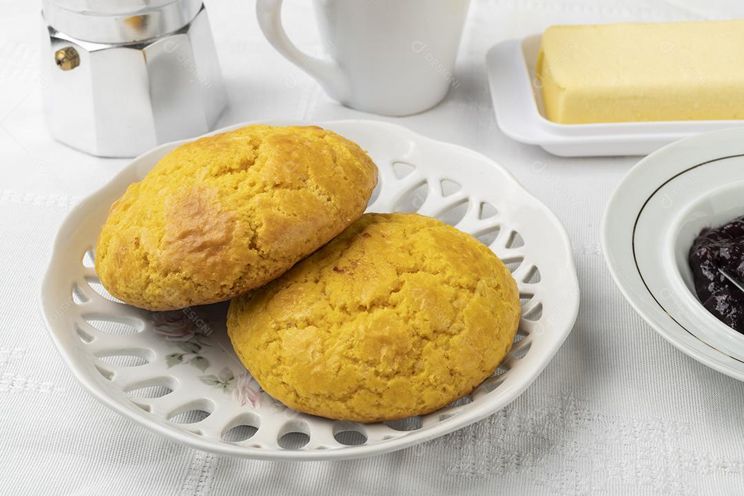 Broa, pão típico de farinha de milho brasileira com café, geleia e manteiga.