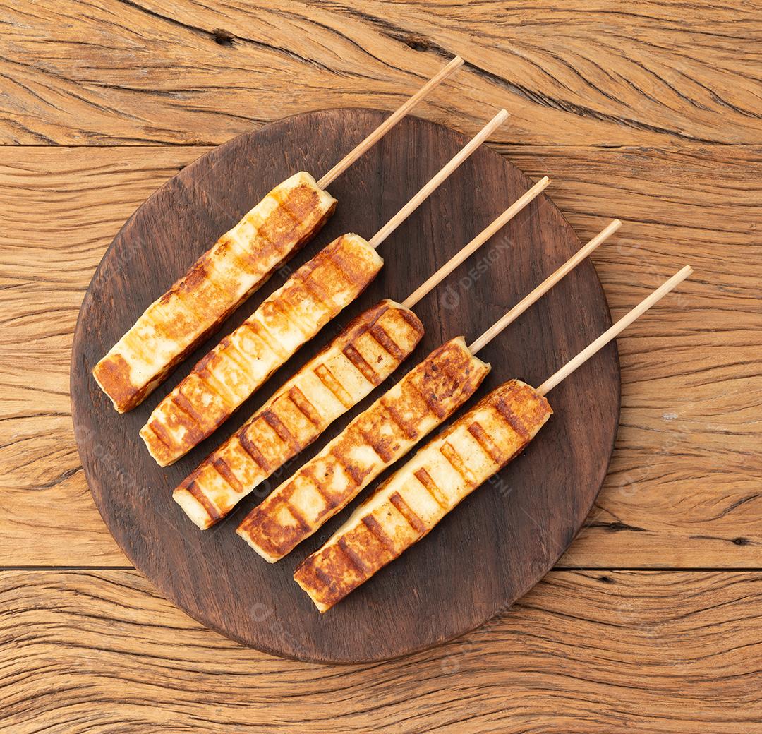 Renegar grelhado ou queijo Coalho em uma tábua de madeira.
