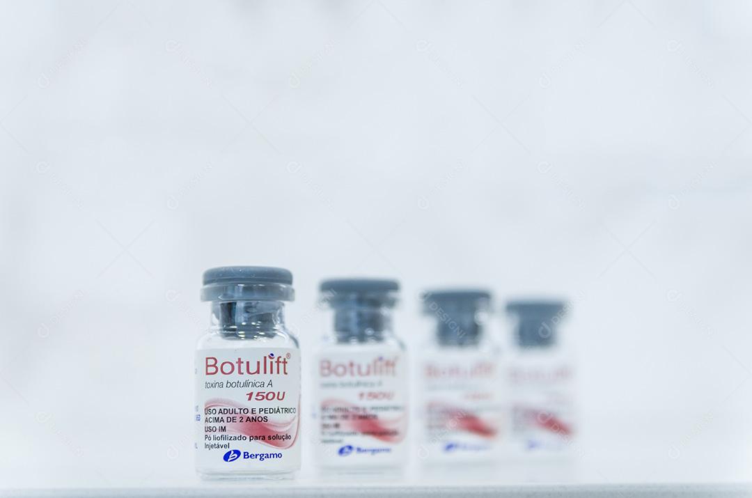 Porto Alegre , Brasil, 10 de abril a 2021: Bott de medicina de vidro botox