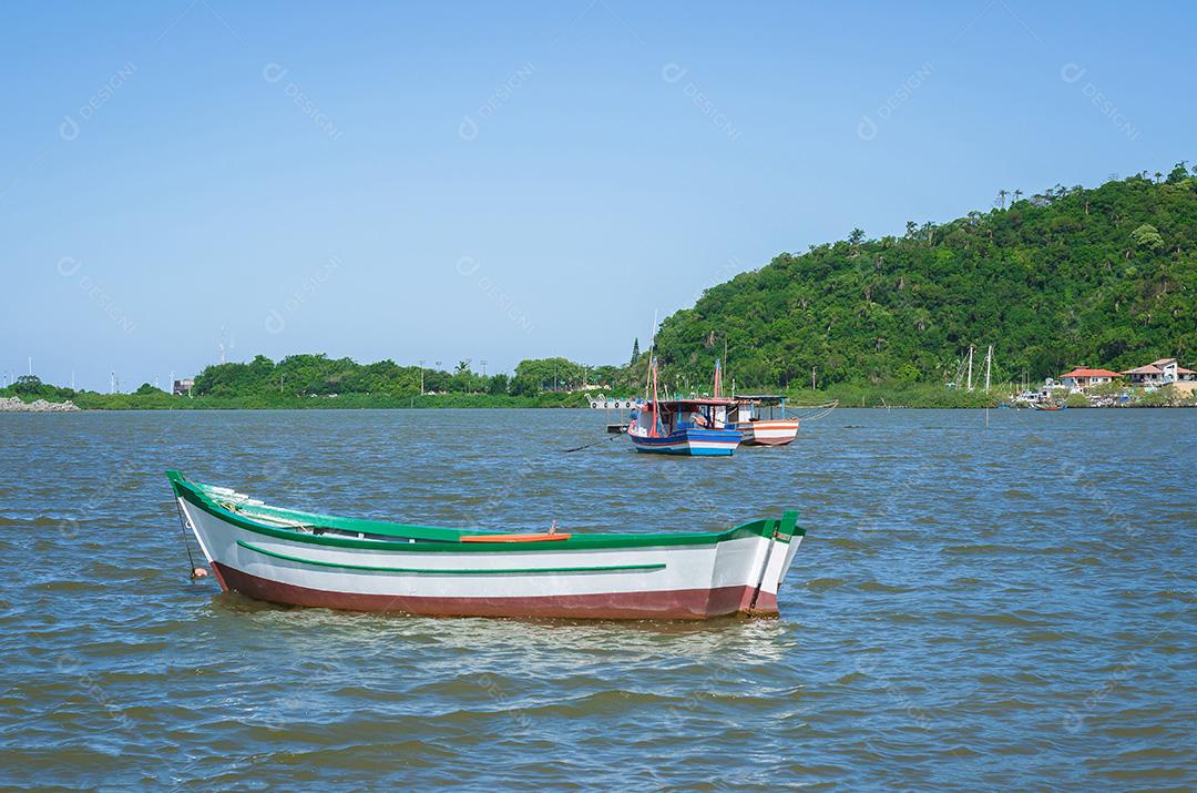 Barco de madeira na água da praia de Santa Catarina, Brasil