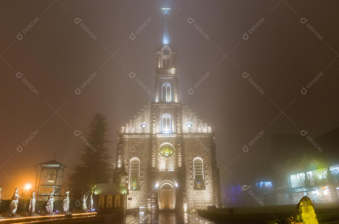 Igreja Matriz São Pedro Apóstolo Igreja Matriz São Pedro Apóstolo em iluminação noturna