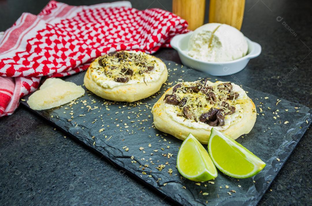 Deliciosa comida libanesa (árabe), esfiha de ricota mediterrânea, azeitonas gratinadas com queijo