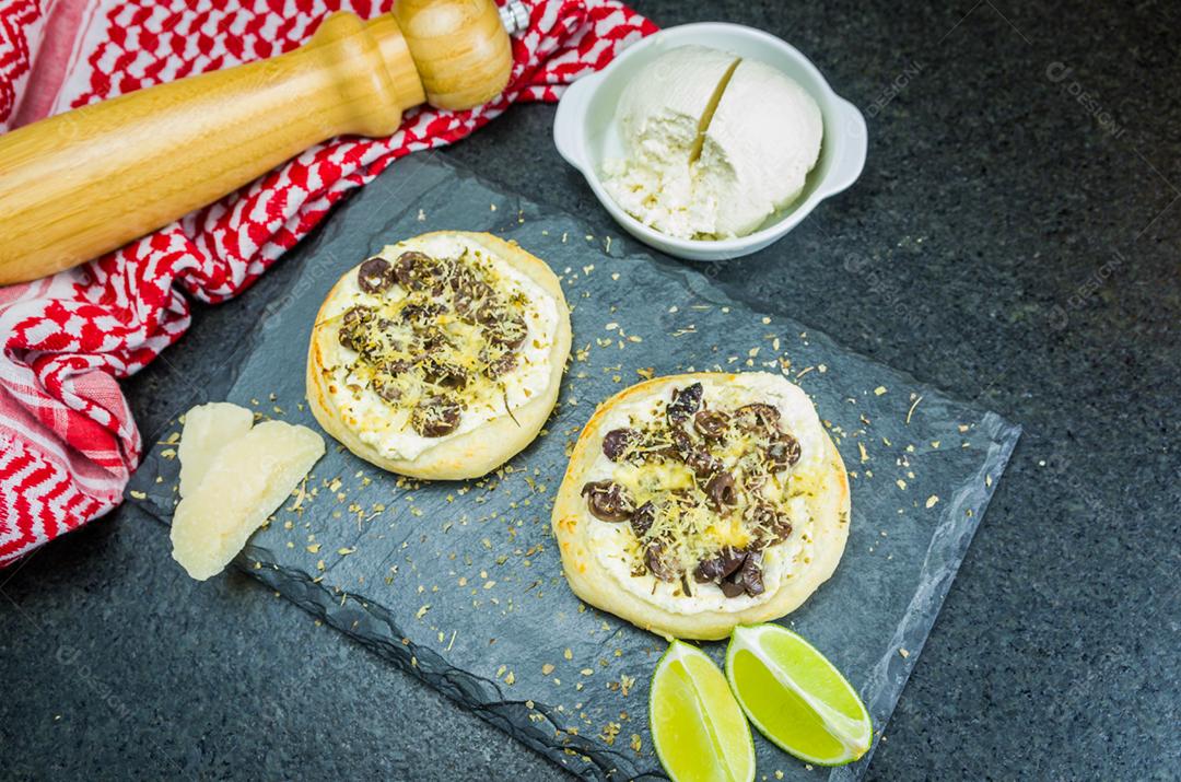 Deliciosa comida libanesa (árabe), esfiha de ricota mediterrânea, azeitonas gratinadas com queijo