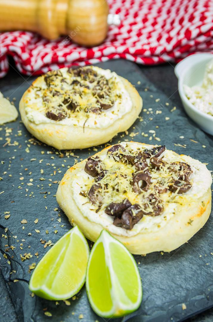 Deliciosa comida libanesa (árabe), esfiha de ricota mediterrânea, azeitonas gratinadas com queijo