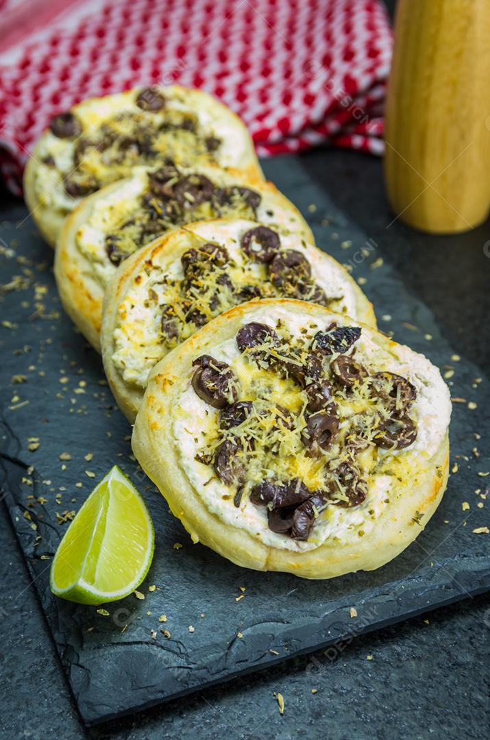 Deliciosa comida libanesa (árabe), esfiha de ricota mediterrânea, azeitonas gratinadas com queijo