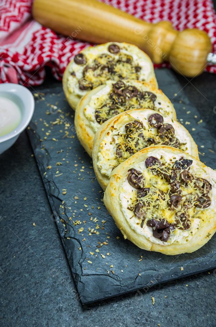 Deliciosa comida libanesa (árabe), esfiha de ricota mediterrânea, azeitonas gratinadas com queijo