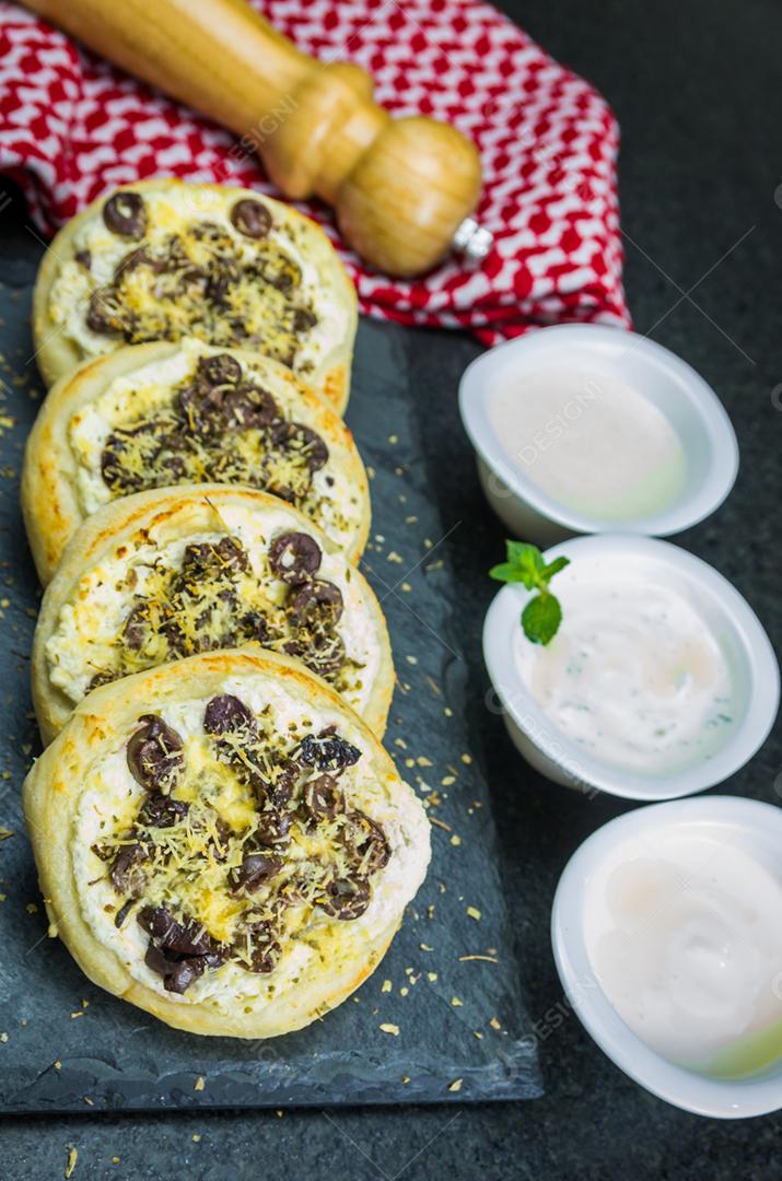 Deliciosa comida libanesa (árabe), esfiha de ricota mediterrânea, azeitonas gratinadas com queijo