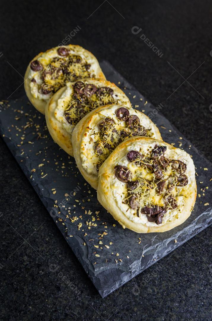 Deliciosa comida libanesa (árabe), esfiha de ricota mediterrânea, azeitonas gratinadas com queijo