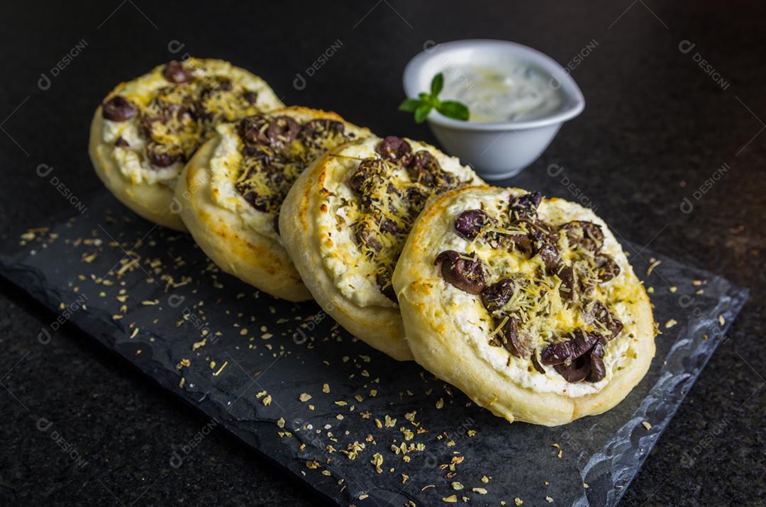 Deliciosa comida libanesa (árabe), esfiha de ricota mediterrânea, azeitonas gratinadas com queijo