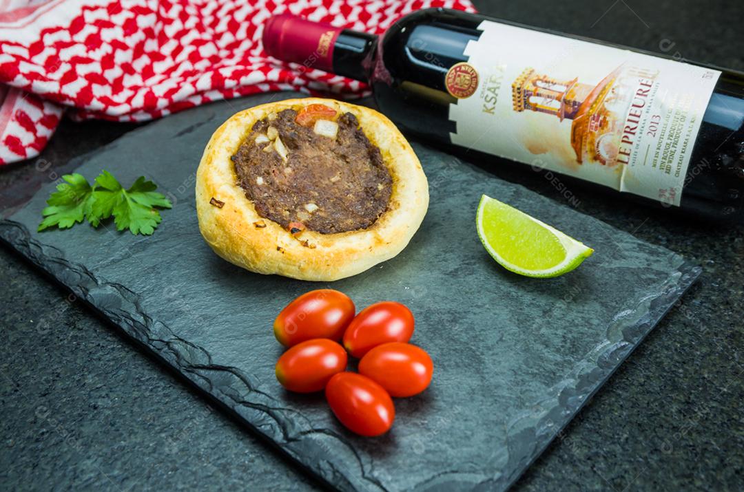 Deliciosa comida libanesa (árabe), esfihas legítimas em um fundo de granito preto com tomates