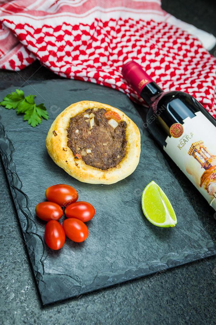 Deliciosa comida libanesa (árabe), esfihas legítimas em um fundo de granito preto com tomates