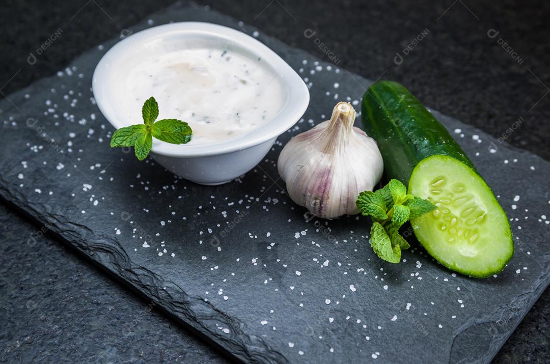 Deliciosa comida libanesa (árabe), molho Tzatziki, produzido com alho, pepino, hortelã e labneh.