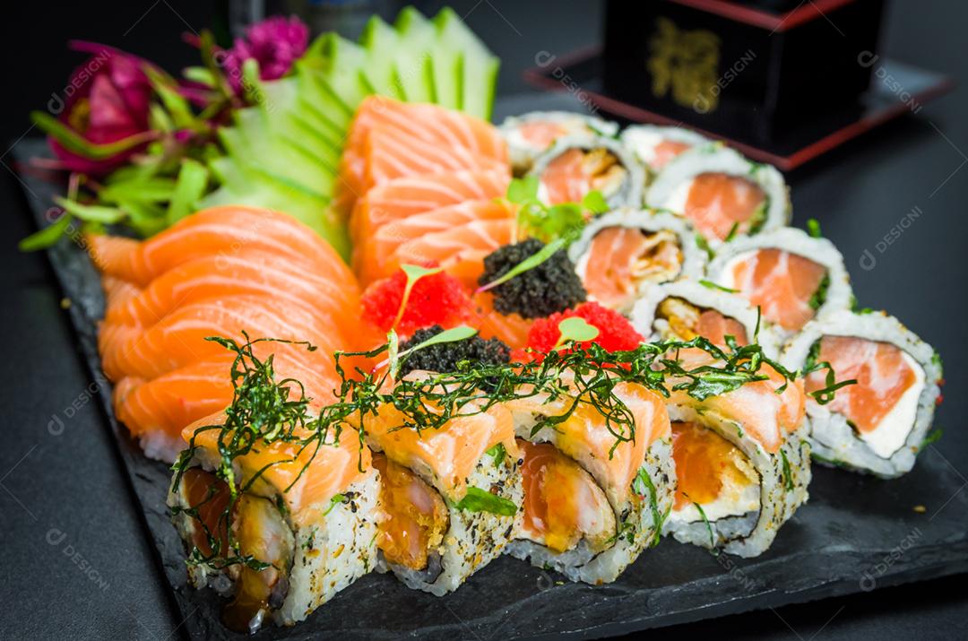 Conjunto de sushi Cozinha tradicional japonesa decorado em ambiente elegante. Niguiri, Uramaki, Sushi Jow