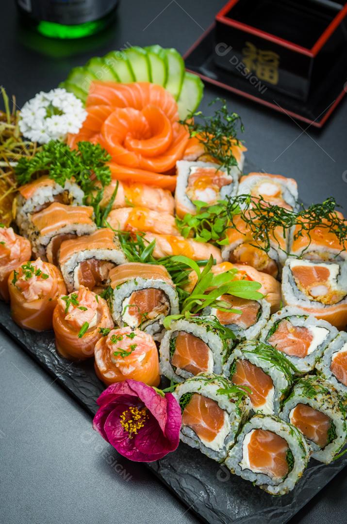 Conjunto de sushi Cozinha tradicional japonesa decorado em ambiente elegante. Niguiri, Uramaki, Sushi Jow