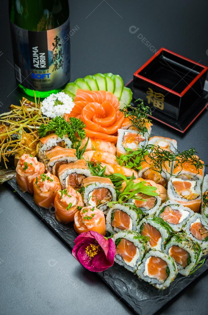 Conjunto de sushi Cozinha tradicional japonesa decorado em ambiente elegante. Niguiri, Uramaki, Sushi Jow