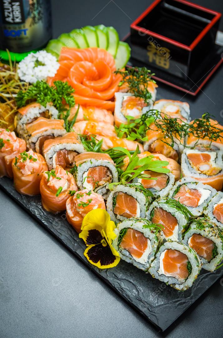 Conjunto de sushi Cozinha tradicional japonesa decorado em ambiente elegante. Niguiri, Uramaki, Sushi Jow