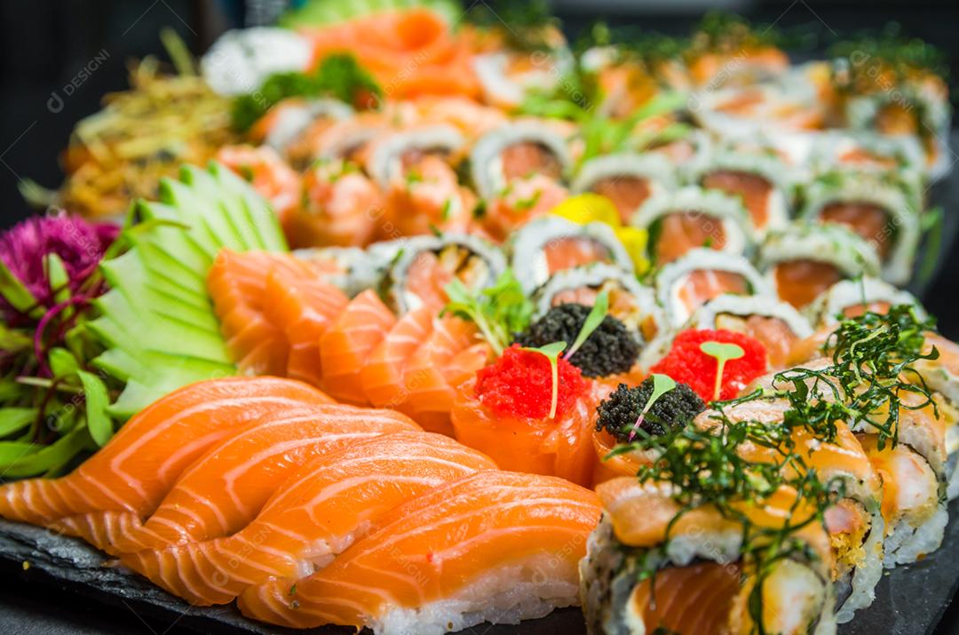 Conjunto de sushi Cozinha tradicional japonesa decorado em ambiente elegante. Niguiri, Uramaki, Sushi Jow