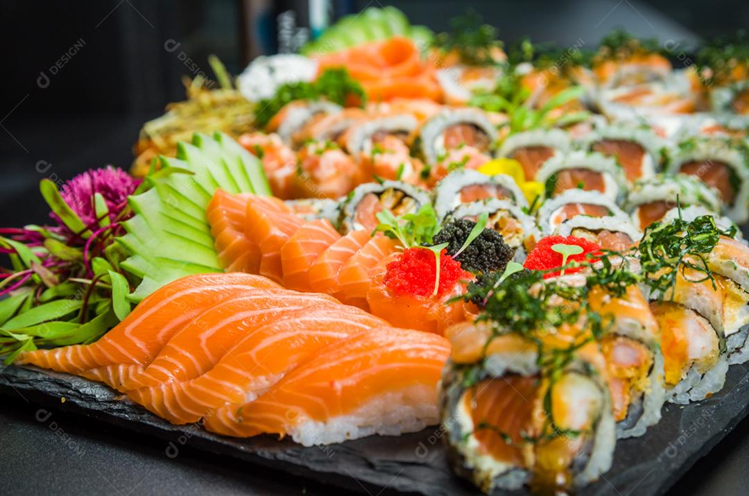 Conjunto de sushi Cozinha tradicional japonesa decorado em ambiente elegante. Niguiri, Uramaki, Sushi Jow