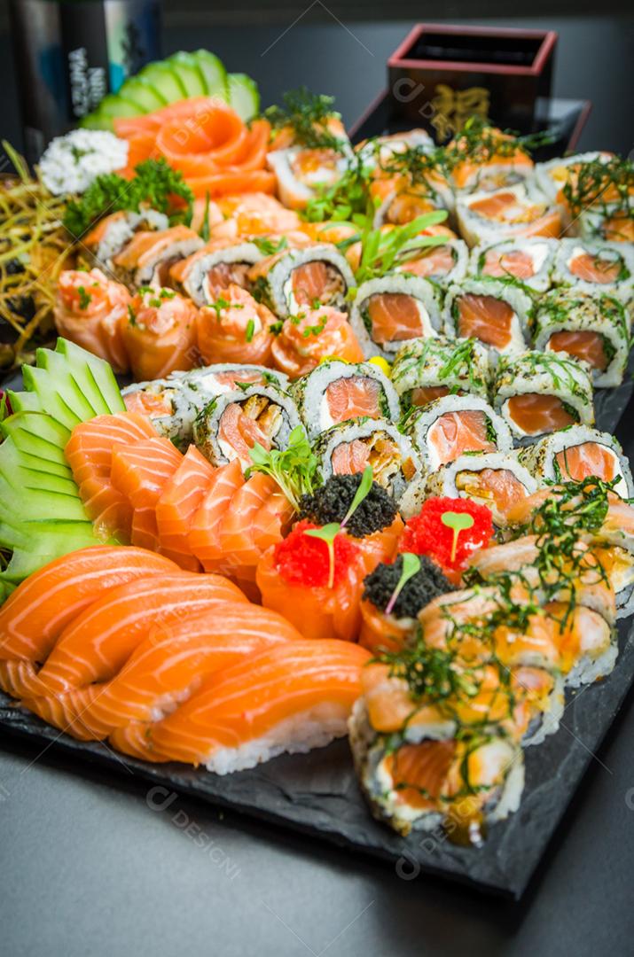 Conjunto de sushi Cozinha tradicional japonesa decorado em ambiente elegante. Niguiri, Uramaki, Sushi Jow