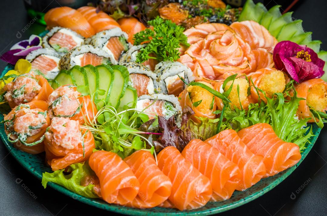 Conjunto de sushi Cozinha tradicional japonesa decorado em ambiente elegante. Niguiri, Uramaki, Sushi Jow, Sashimi.