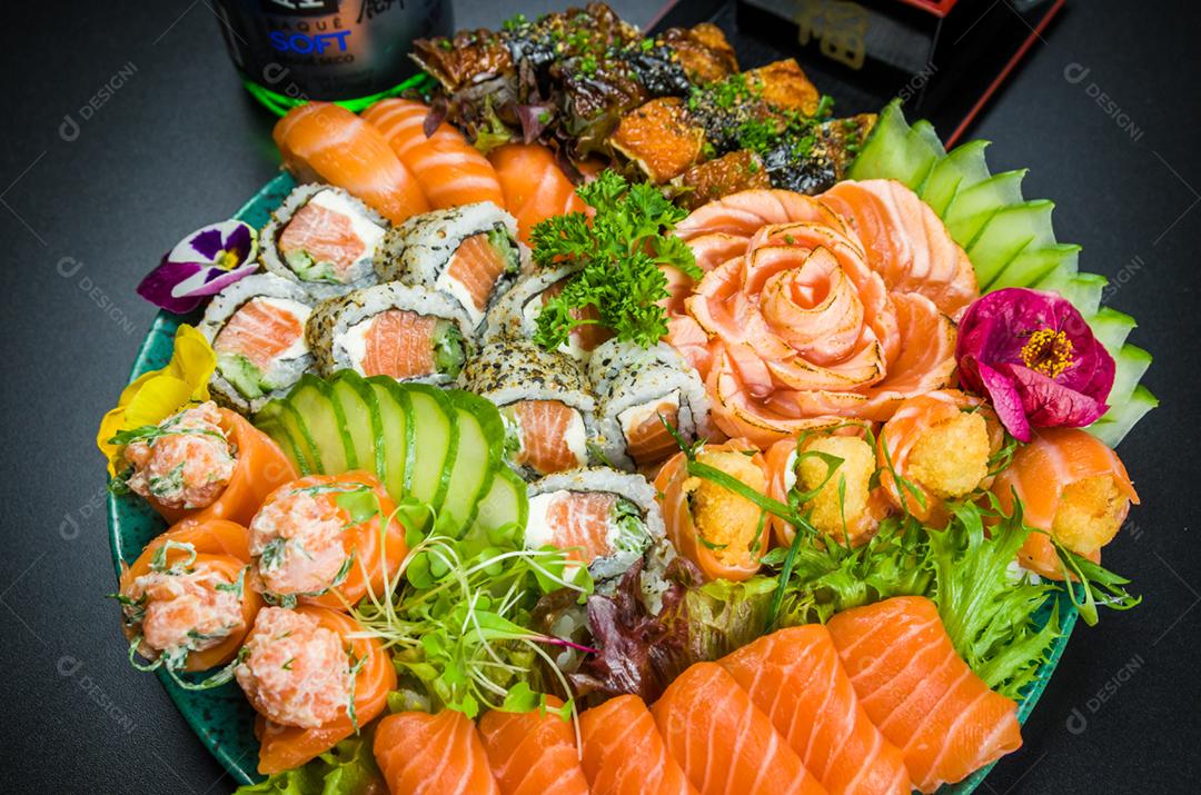 Conjunto de sushi Cozinha tradicional japonesa decorado em ambiente elegante. Niguiri, Uramaki, Sushi Jow, Sashimi.