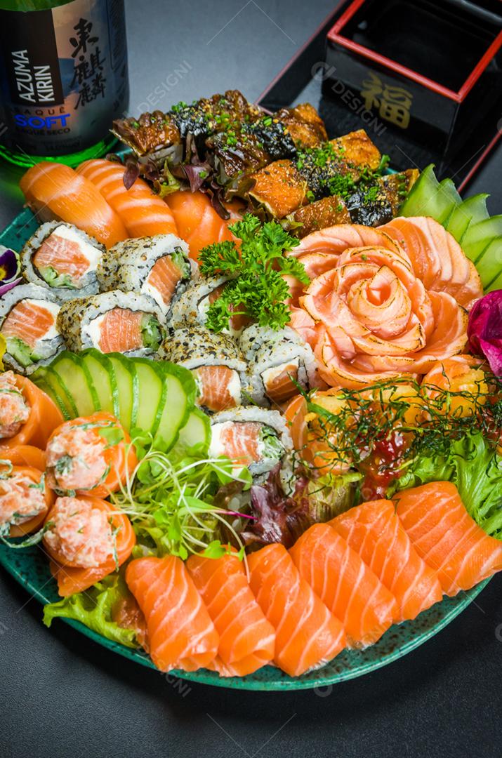 Conjunto de sushi Cozinha tradicional japonesa decorado em ambiente elegante. Niguiri, Uramaki, Sushi Jow, Sashimi.